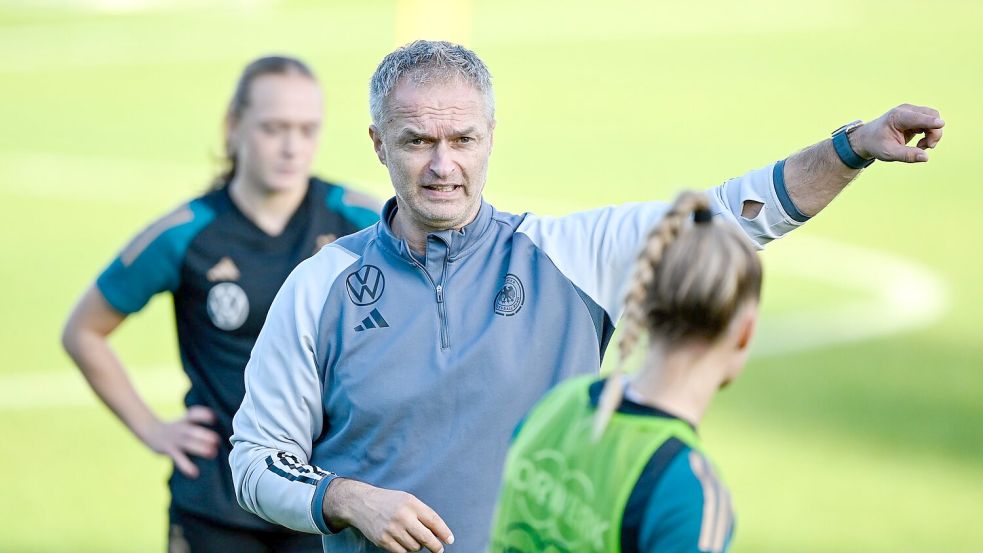 Bundestrainer Christian Wück gibt Nur Berger ist bisher für das Spiel gegen England gesetzt. Foto: Uwe Anspach/dpa