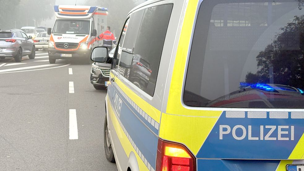 Die Polizei und der Rettungsdienst waren auf der Bundesstraße 70 in Westoverledingen im Einsatz. Foto: Ammermann