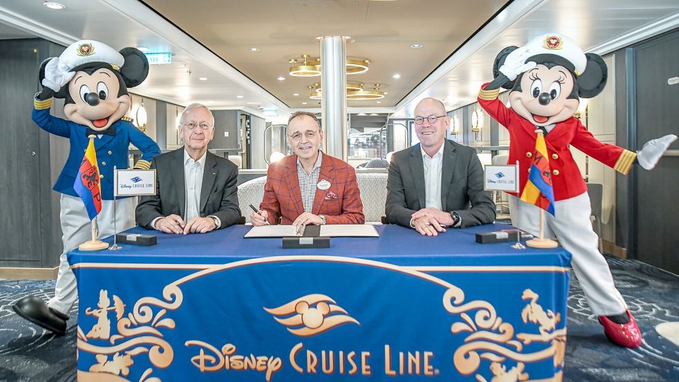 Ablieferungsdokumente unterschrieben: (von links) Bernard Meyer, Thomas Mazloum und Bernd Eikens. Foto: Disney Cruise Line