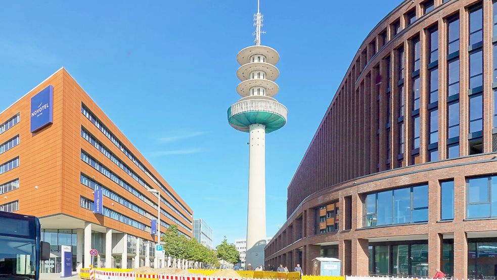 Hannovers ehemaliger Fernsehturm „Telemoritz“ (VW Tower) sollte eigentlich abgerissen werden, jetzt gibt es angeblich zwei Interessenten. Foto: IMAGO/Rust