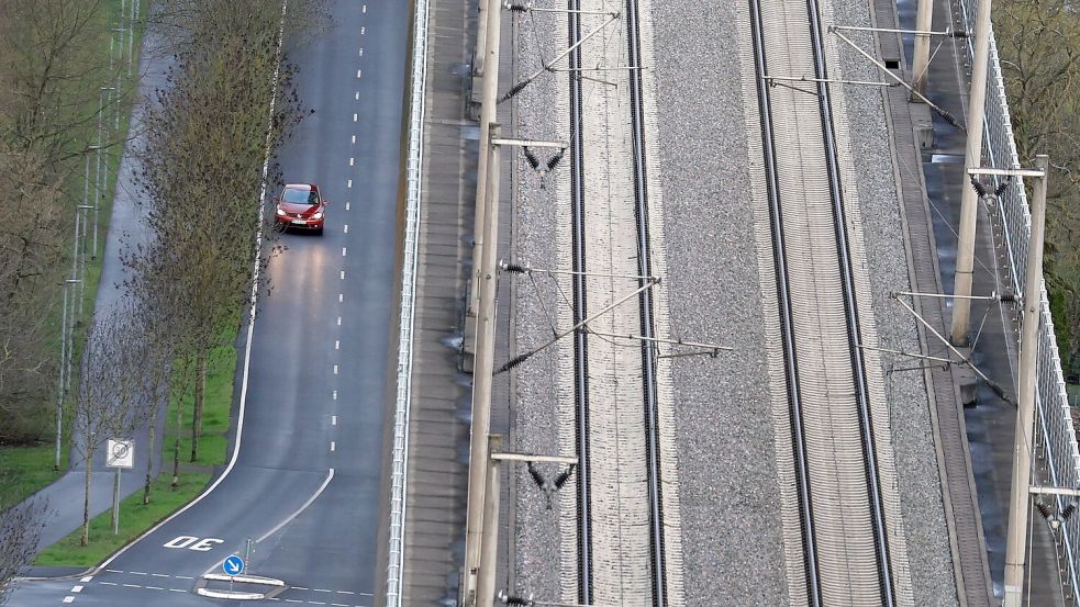 Das Auto bleibt in den nächsten Jahren das dominierende Verkehrsmittel. (Archivbild) Foto: Karl-Josef Hildenbrand/dpa