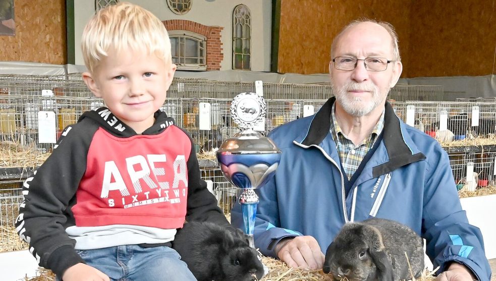 Zwei Generationen von Züchtern: Die Titelträger bei der Jubiläumsschau in der Kategorie „Beste Zuchtgruppen und Moormerland-Meister 2024“ sind Kai Tuchscheerer (links) und Alfred Ukena. Foto: privat