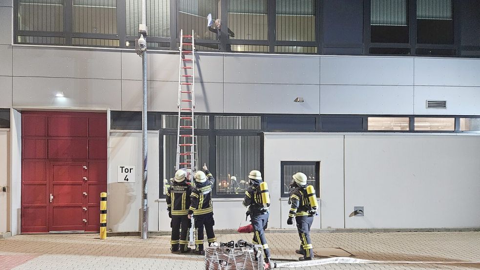 Eine Mitarbeiterin winkt und ruft um Hilfe. Feuerwehrleute eilen zu ihrer Rettung herbei. Foto: privat