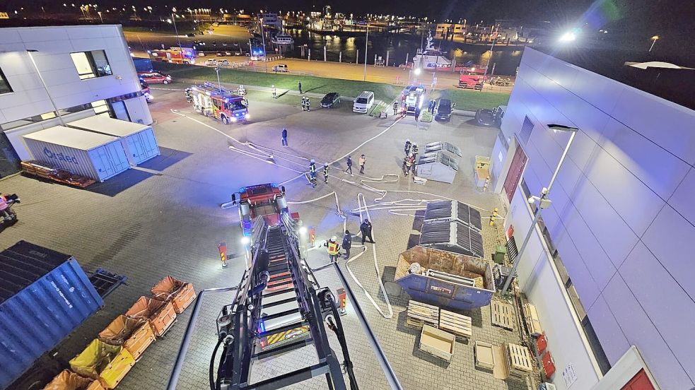 Die Feuerwehr rückte mit der Drehleiter und anderem schweren Gerät aus. Foto: privat