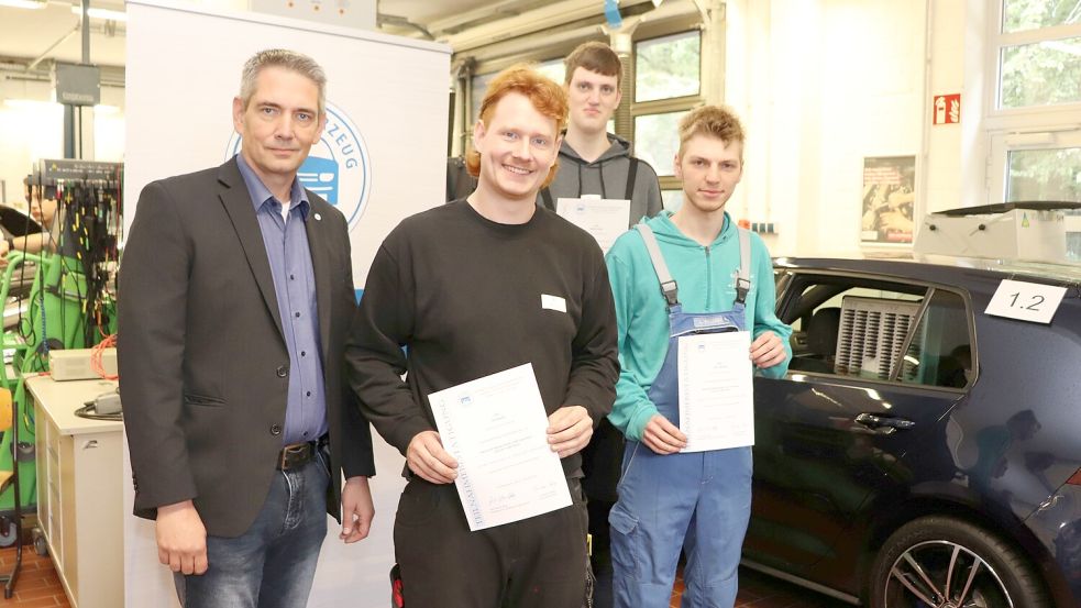 Thorsten Brändle (von links) gratulierte Kfz-Mechatroniker Nils Kock zum Landessieg sowie Matthis Braje zum dritten und Lukas Salenga zum zweiten Platz. Fotos: privat