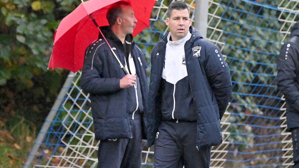 Christian Fraas ist der Mann für allle Fälle in Borssum. Er ist Vorstandsmitglied, Zweite-Herren-Trainer und Teammanager der 1. Herren. Dort fungiert er seit zwei Spielen auch als Interimstrainer. Foto: Doden/Blomberg