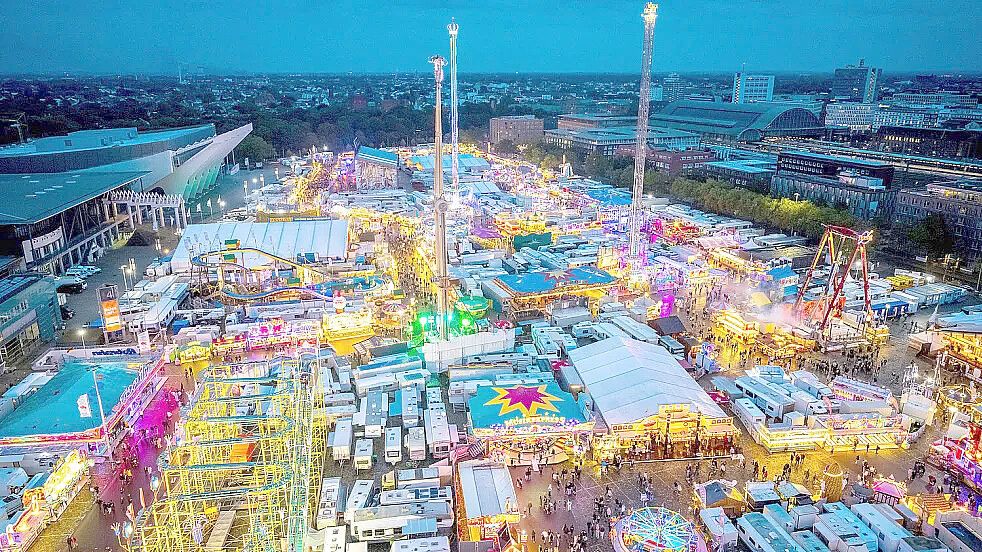 Die Bürgerweide leuchtet wieder: Seit Freitag, 18. Oktober, feiert Bremen 17 Tage lang seinen Freimarkt. Foto: Sina Schuldt