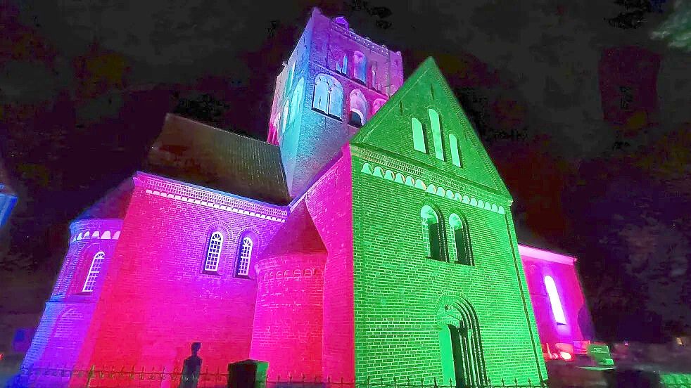 Bei den Lichtertagen werden die Kirchen in der Krummhörn in neues Licht getaucht. Foto: Touristik/Habben