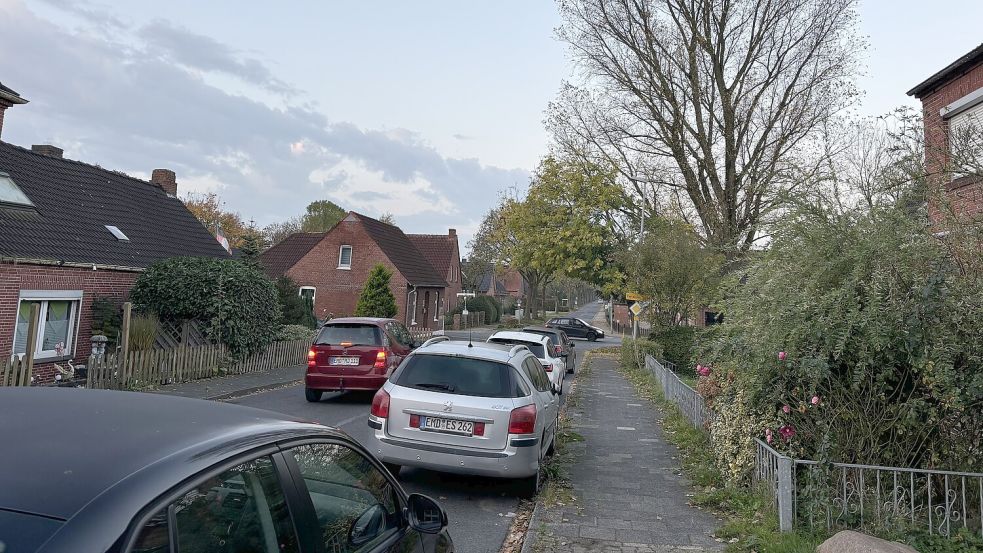 Hauptstraße in Larrelt: Hier sind parkende Autos noch erwünscht. Foto: Schuurman