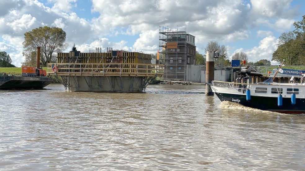 In der kommenden Woche wird ein 70 Meter langes Brückenteil für die neue Friesenbrücke zur Großbaustelle angeliefert. Das Teil wird auf Weeneraner Seite (Foto) auf Pfeiler und Widerlager abgelegt. Foto: Ammermann