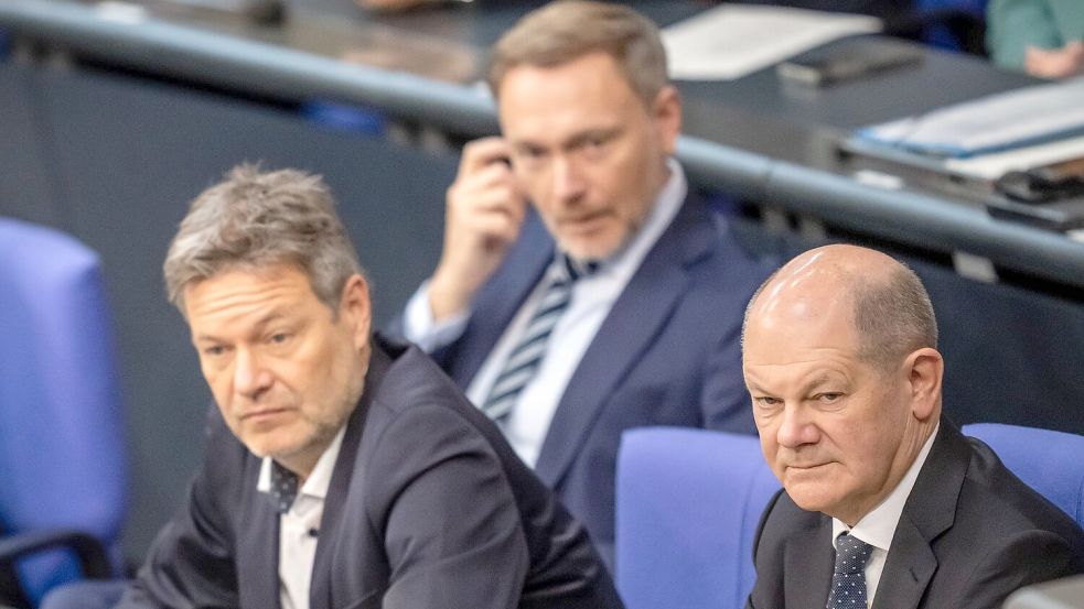 In der Ampel hakt es immer wieder. Finanzminister Lindner kritisiert nun das Auftreten der Koalition in der Wirtschaftspolitik - und geht Kanzler Olaf Scholz und Vizekanzler Robert Habeck direkt an. (Archivbild) Foto: Michael Kappeler/dpa