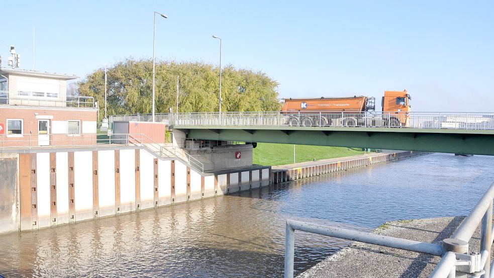 Lastwagen, die zum Hafen beziehungsweise auf die Nesse wollen, nutzen häufig die Seeschleusenbrücke. Foto: Wolters