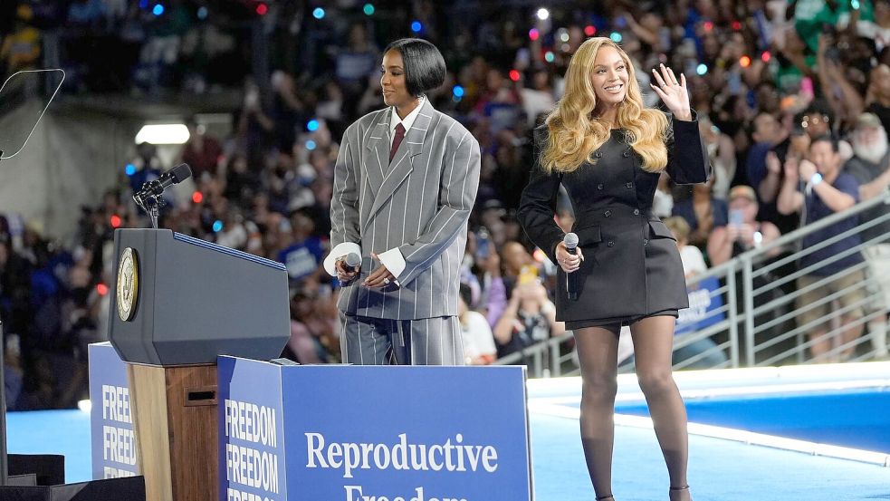 Beyoncé (rechts im Bild) sagte, Harris stehe für die Einheit, die die USA gerade brauchten. Foto: Susan Walsh/AP/dpa