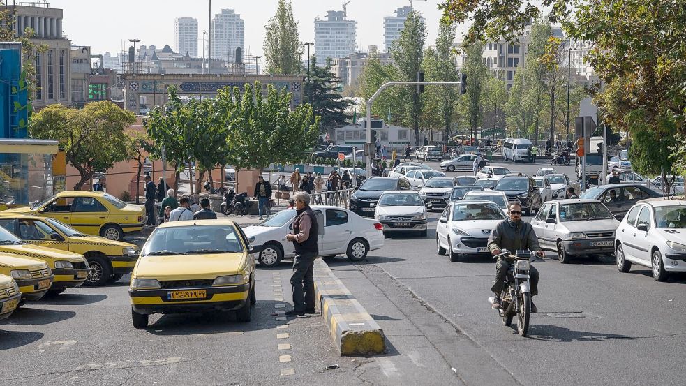 Menschen gehen nach dem israelischen Vergeltungsschlag im Iran ihrem Alltag nach. Foto: Arne Bänsch/dpa