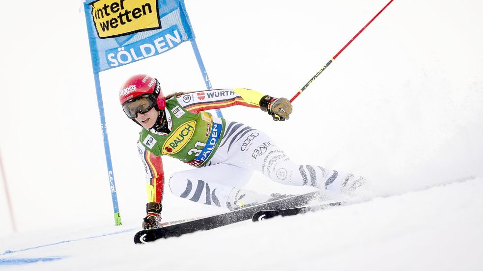 Lena Dürr war beim Riesenslalom auf dem Rettenbachferner beste Deutsche. Foto: Jean-Christophe Bott/KEYSTONE/dpa