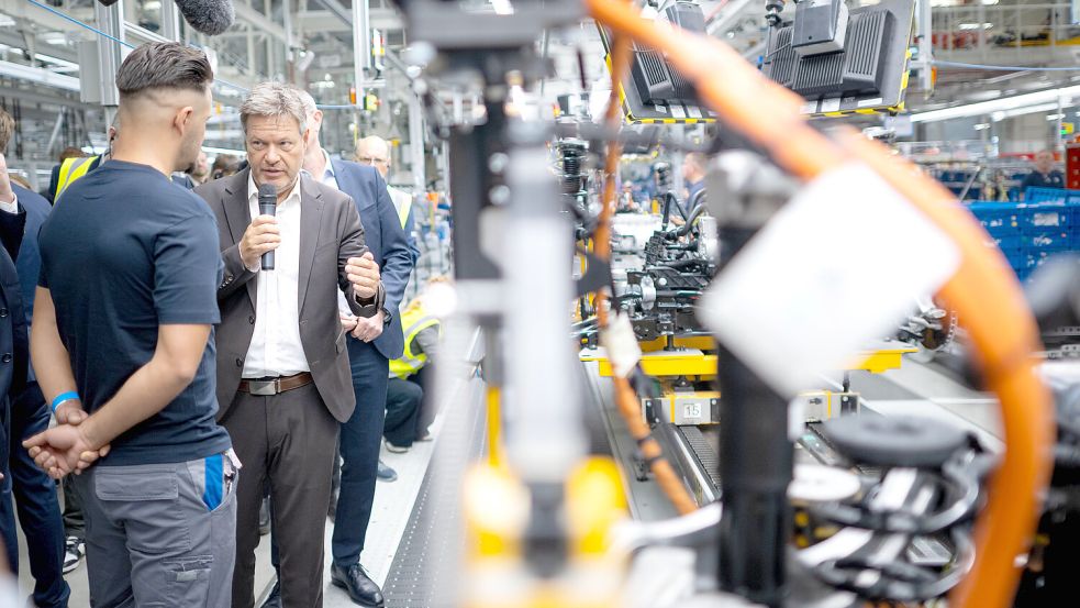 Bundeswirtschaftsminister Robert Habeck hat im September das VW-Werk in Emden besucht (Foto) – und im Juli den Gleichwertigkeitsbericht der Bundesregierung vorgestellt. Aus den Daten des Gleichwertigkeitsberichts hat unsere Redaktion ein Deutschland-Ranking der 400 Landkreise und kreisfreien Städte zusammengestellt – um die Situation Ostfrieslands einordnen zu können. Foto: Sina Schuldt/dpa +