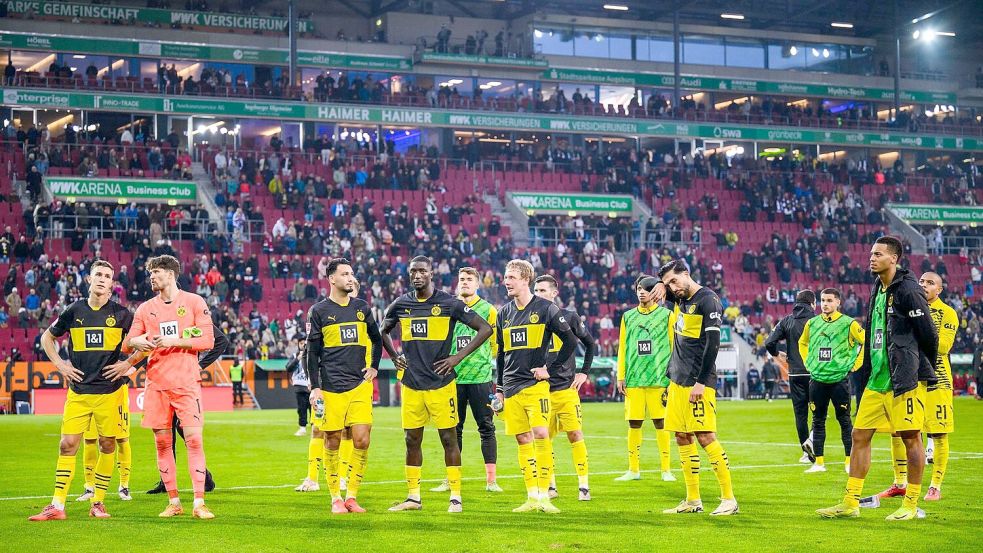 Pfiffe nach der Niederlage: Die BVB-Profis vor ihren mitgereisten Fans. Foto: Tom Weller/dpa