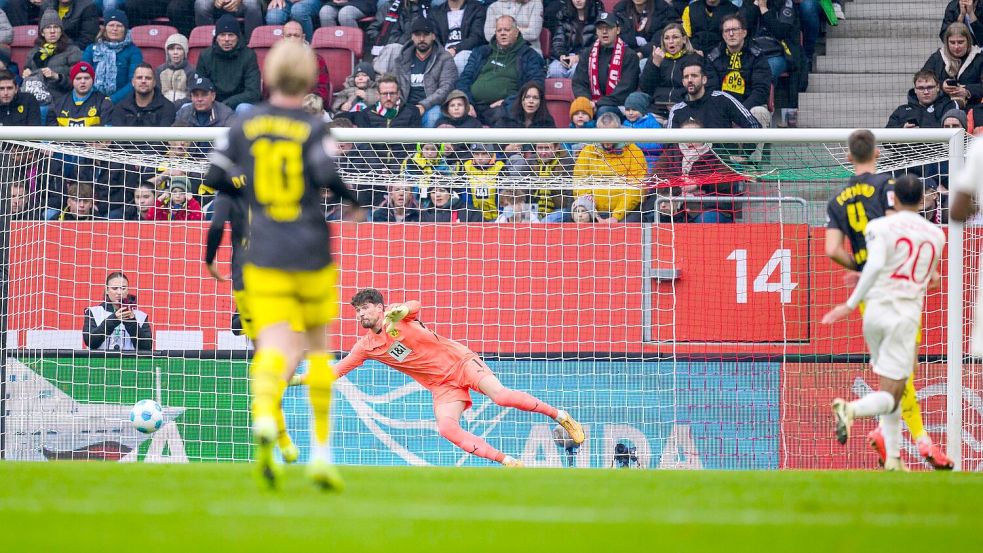 Durch einen Distanzschuss kassiert Dortmund den Ausgleich. Foto: Tom Weller/dpa