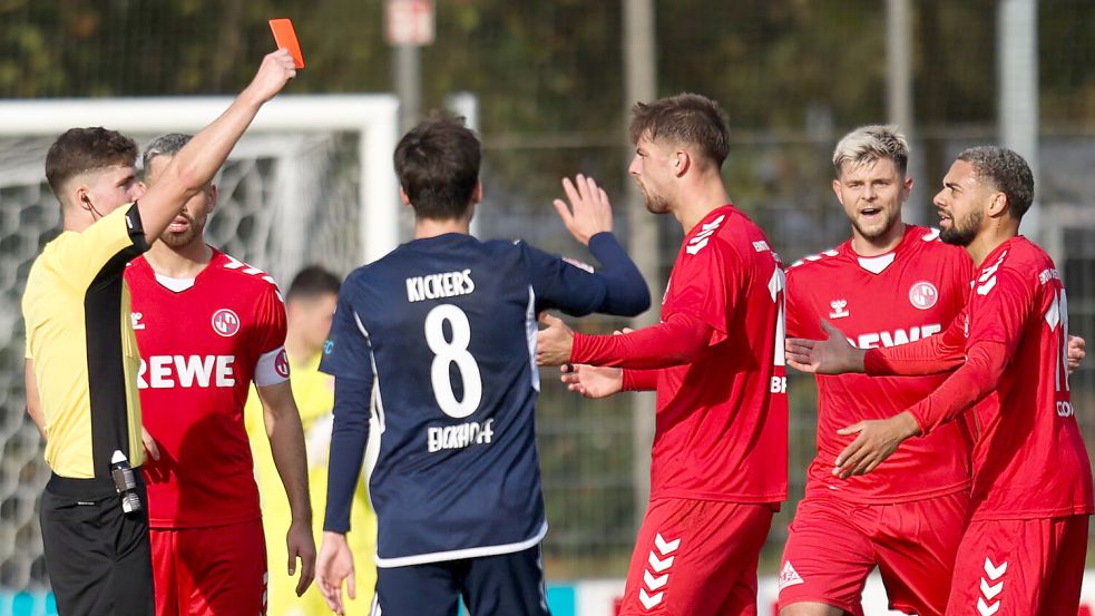 Kurz vor der Pause musste der Norderstedter Manuel Brendel nach Foulspiel mit Rot vom Platz. Foto: J. Doden, Emden