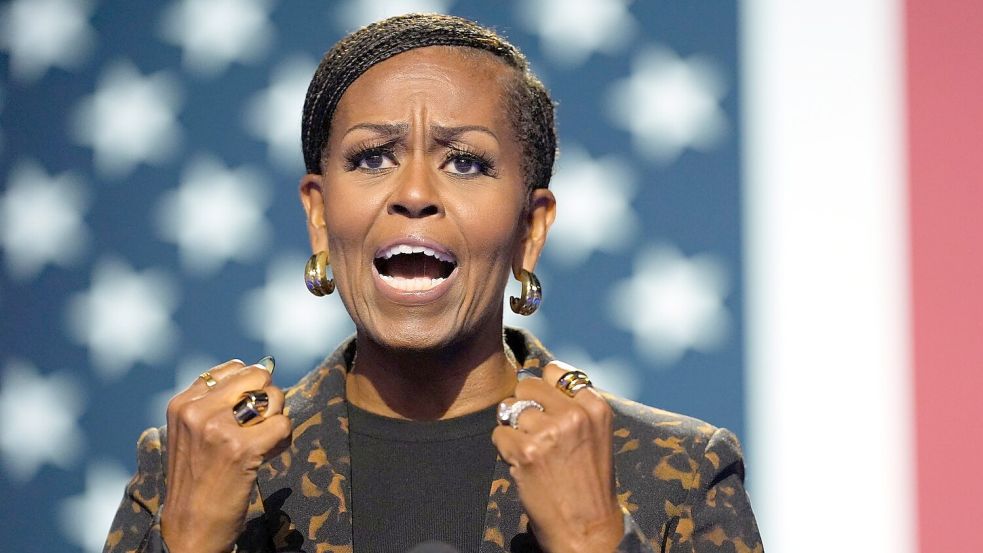 „Wenn wir diese Wahl nicht richtig angehen, werden eure Ehefrauen, Töchter, Mütter – wir Frauen – zu Kollateralschäden eurer Wut“, richtet sich Michelle Obama an unentschlossene männliche Wähler. Foto: Jacquelyn Martin/AP/dpa