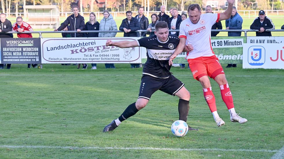 Wiesmoors Routinier Waldemar Schott (links) führte das Wiesmoorer Team zu einem 0:0 in Großefehn (rechts Alexander Geis). Fotos: Steenhoff