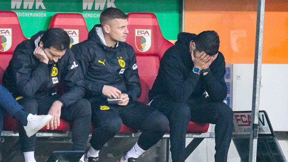 Nuri Sahin (r) kann nicht mehr hinschauen: Der BVB verliert schon wieder auswärts. Foto: Tom Weller/dpa