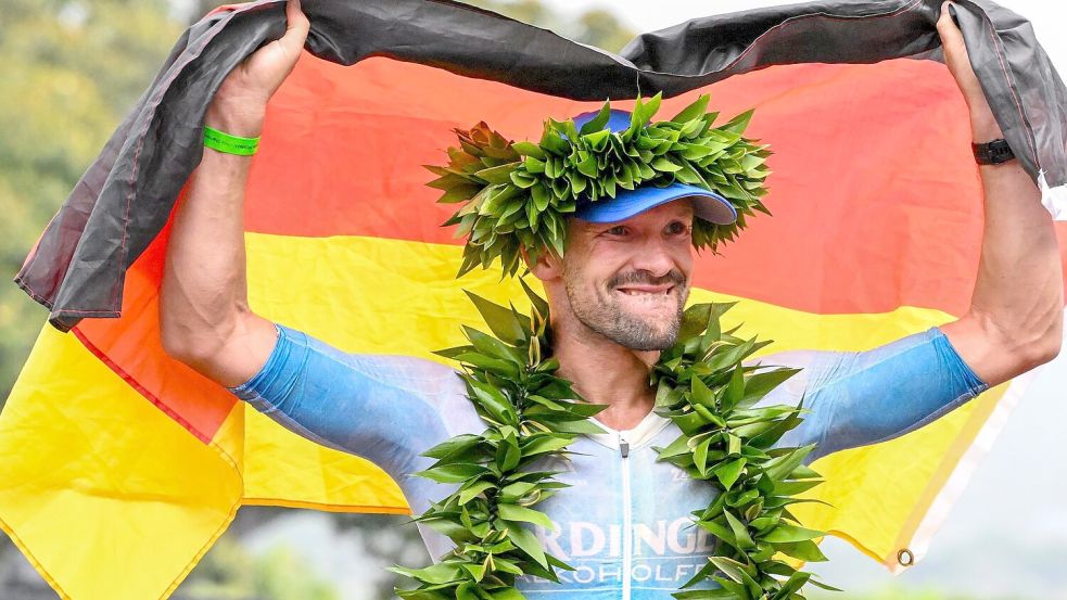 Stolzer Sieger: Patrick Lange gewinnt den Ironman auf Hawaii und jubelt. Foto: Donald Miralle/IRONMAN/dpa