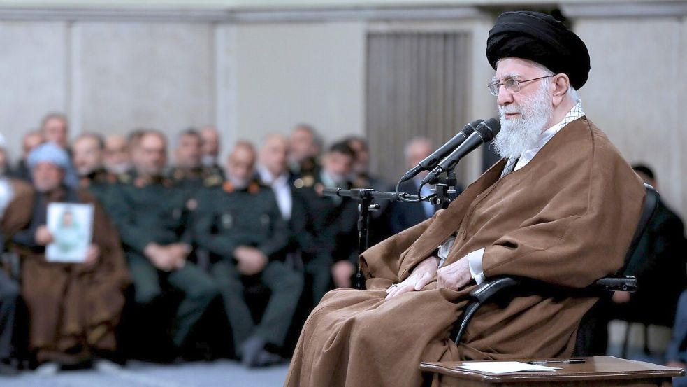 Ajatollah Ali Chamenei hat in allen strategischen Belangen im Iran das letzte Wort. Nun mahnt der Religionsführer ein überlegtes Vorgehen gegen Israel an. Foto: Uncredited/Office of the Iranian Supreme Leader/AP/dpa