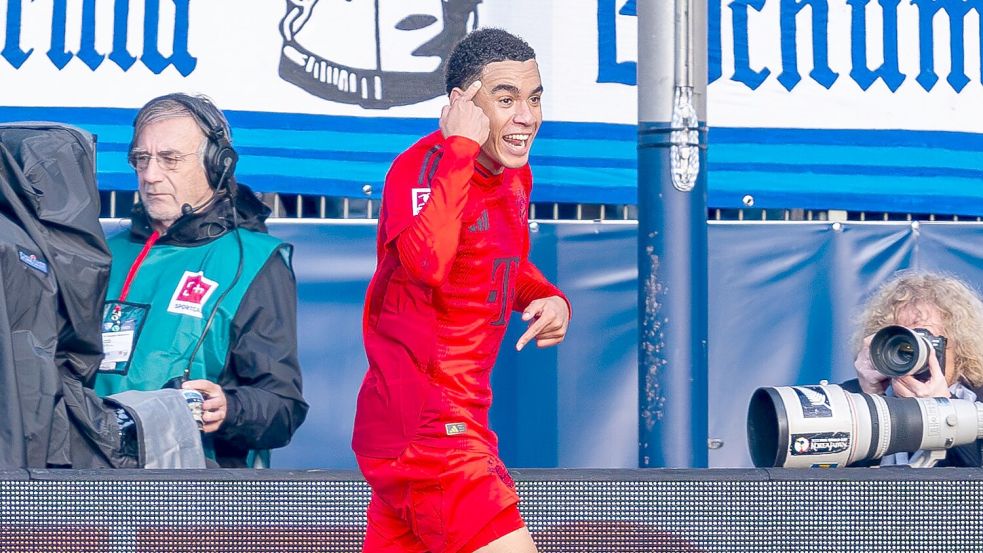 Der Kopf war’s: Jamal Musiala (l) zeigt nach dem 2:0, womit er das Tor erzielt hat. Foto: David Inderlied/dpa