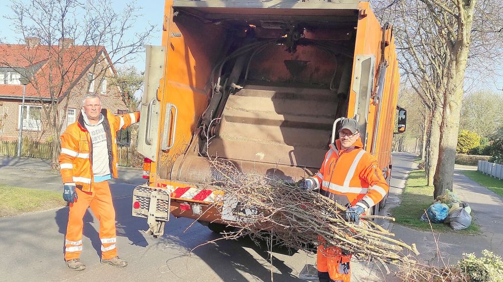 Die Mitarbeiter Dennis Hinders (links) und Achim Vehndel (rechts) bei der Baum- und Strauchschnittabfuhr. Foto: Landkreis Leer