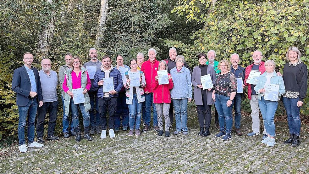 Bürgermeister Hendrik Schulz überreichte den erfolgreichsten Teilnehmerinnen und Teilnehmern am Stadtradeln im Beisein der Organisatoren ihre Urkunden. Foto: privat