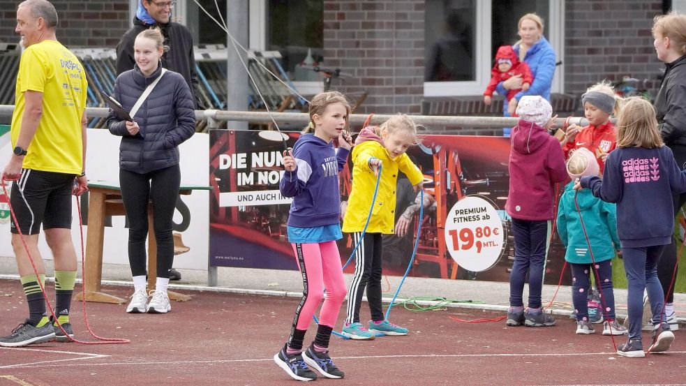 Das Seilspringen war eine der Disziplinen, an denen vor allem die jüngsten Sportlerinnen am Sportabzeichentag in Aurich ihren Spaß hatten. Foto: privat