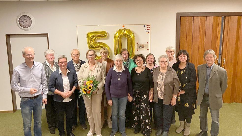 Zur Feier des Jubiläums hatte der Frauenkreis Uttum Gäste eingeladen. Henny Bünting-Müller (mit Blumenstrauß) wurde als Leiterin verabschiedet. Foto: privat