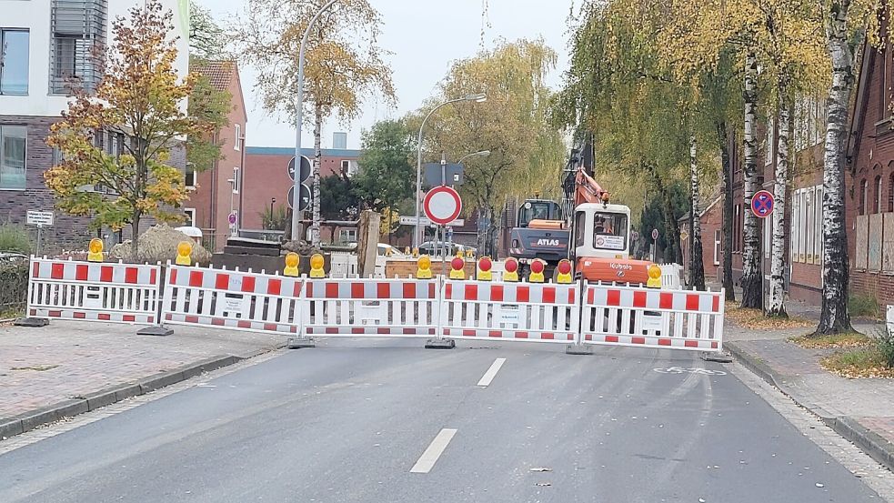 In der Augustenstraße in Leer wird am Kanal gearbeitet. Foto: Wolters