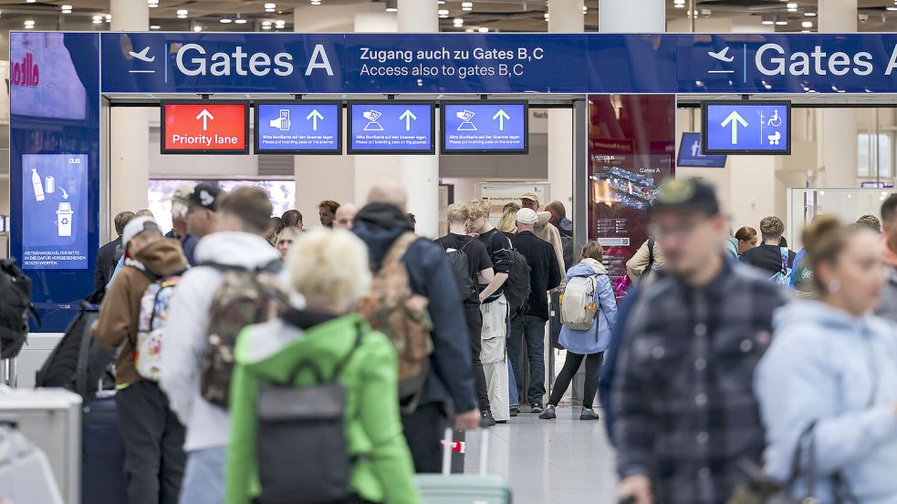 In den Herbstferien war viel Betrieb am Flughafen Düsseldorf. Foto: Christoph Reichwein/dpa