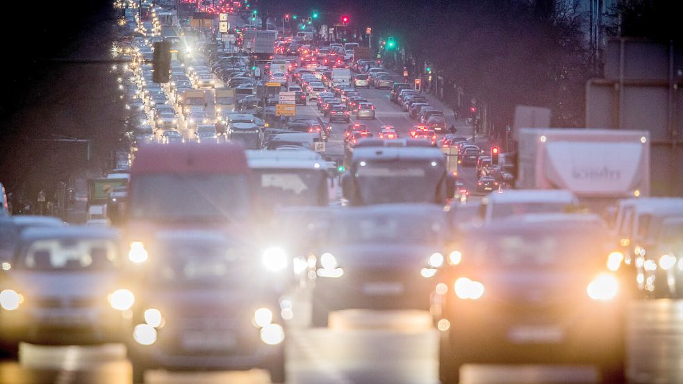 Der Verkehrssektor stößt immer noch sehr viel CO₂ aus. Foto: dpa/Michael Kappeler