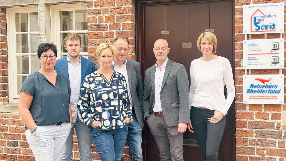 Das Team von Immobilien Ingo Schmidt und vom Reisebüro Rheiderland lädt zum Tag der offenen Tür ein (von links): Birgit Schoormann, Janik Arens, Antje Schmidt, Uwe Battermann, Ingo Schmidt und Insa Fürst. Es fehlen Zdravka Boljat und Lena Amelsberg. Foto: Frey