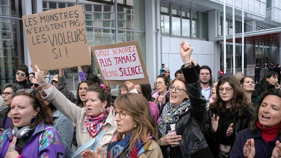 Vor dem Gericht demonstrieren Dutzende Unterstützerinnen der Klägerinnen. Foto: Louise Delmotte/AP