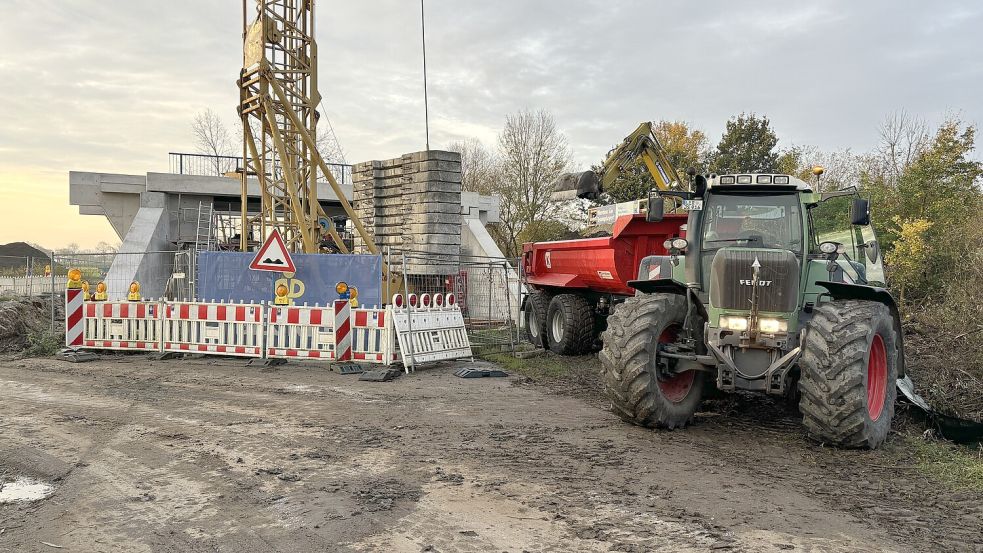 Die Bahn lässt eine neuen Eisenbahnbrücke bei Hilkenborg bauen. Dafür muss eine Gasleitung verlegt werden. Foto: Ammermann