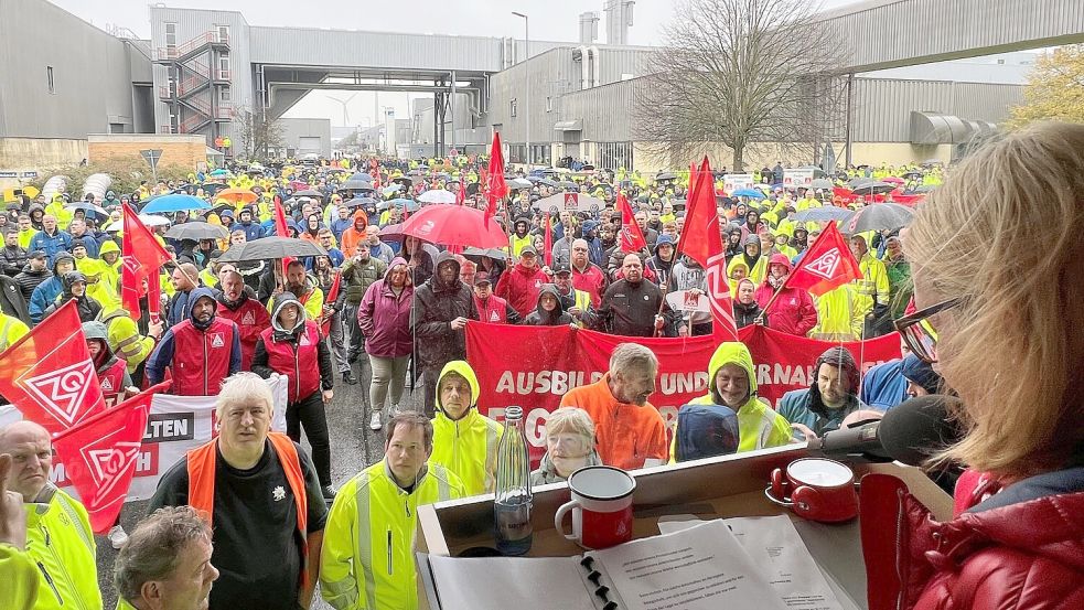 Anja Schmidchen-Wilhaus, IG-Metall-Betriebsrätin und Mitglied der Verhandlungskommission, sprach am Montagvormittag zu der VW-Belegschaft in Emden. Foto: VW-Betriebsrat Emden