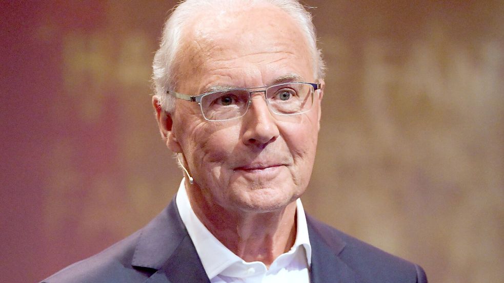 Die versammelte Fußball-Prominenz ehrte Franz Beckenbauer beim Ballon d’Or. Foto: Ina Fassbender/dpa