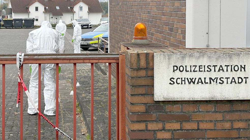 Vor der Polizeiwache in Schwalmstadt erschoss die Polizei eine 20-Jährige. Sie soll eine Waffe auf Polizeibeamte gerichtet haben, die einer scharfen Schusswaffe „zum Verwechseln ähnlich“ war. (Archivbild) Foto: Nicole Schippers/dpa