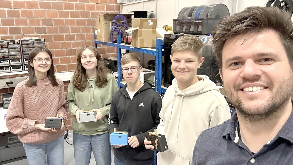 Ladegeräte für ihre Smartphones bauten Teilnehmer der Herbsthochschule in Emden mit Johannes Möller (rechts) von der Abteilung Elektrotechnik und Informatik. Foto: privat