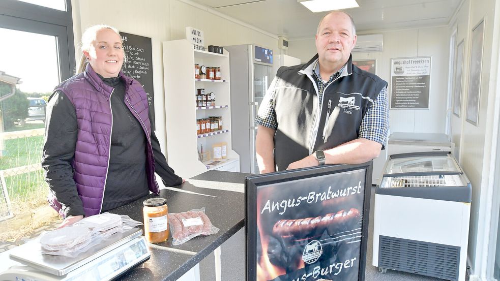 Wiebke Schobert und Henk Freerksen betreiben eine Angus-Zucht im Petkumer Hammrich. Foto: Ortgies