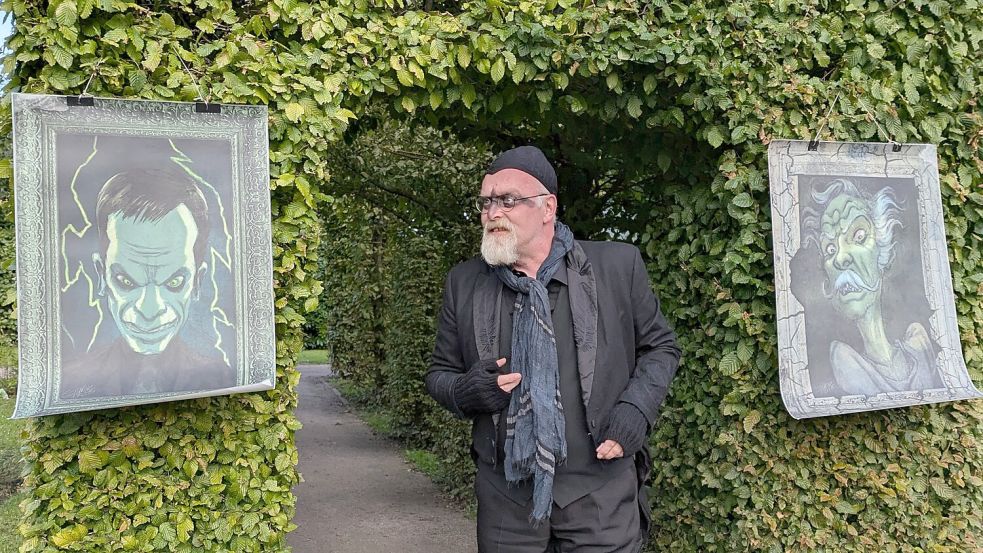 Schauspieler Markus Veith macht Theater mal anders auf dem Theaterspaziergang. Foto: Wiesmoor Touristik GmbH