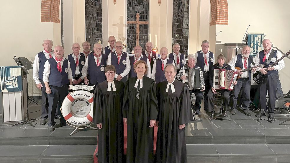 Der Shantychor „Overledinger Jungs“ aus Collinghorst, Pastorin Silvia Köhler (vorne, von links), Regionalbischöfin Sabine Schiermeyer und Seemannspastor Meenke Sandersfeld gestalteten den Seefahrergottesdienst. Foto: privat