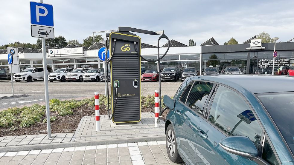 An dieser Ladesäule dürfen nur Autos mit E-Kennzeichen parken – laden müssen sie aber nicht. Dafür fehlt das Zusatzschild „während des Ladevorgangs“. Foto: Noglik