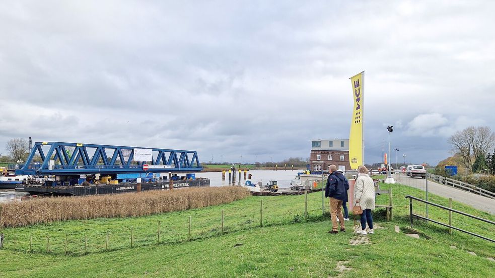 An diesem Mittwoch besuchten schon zahlreiche Schaulustige die Großbaustelle in Weener. Foto: Gettkowski