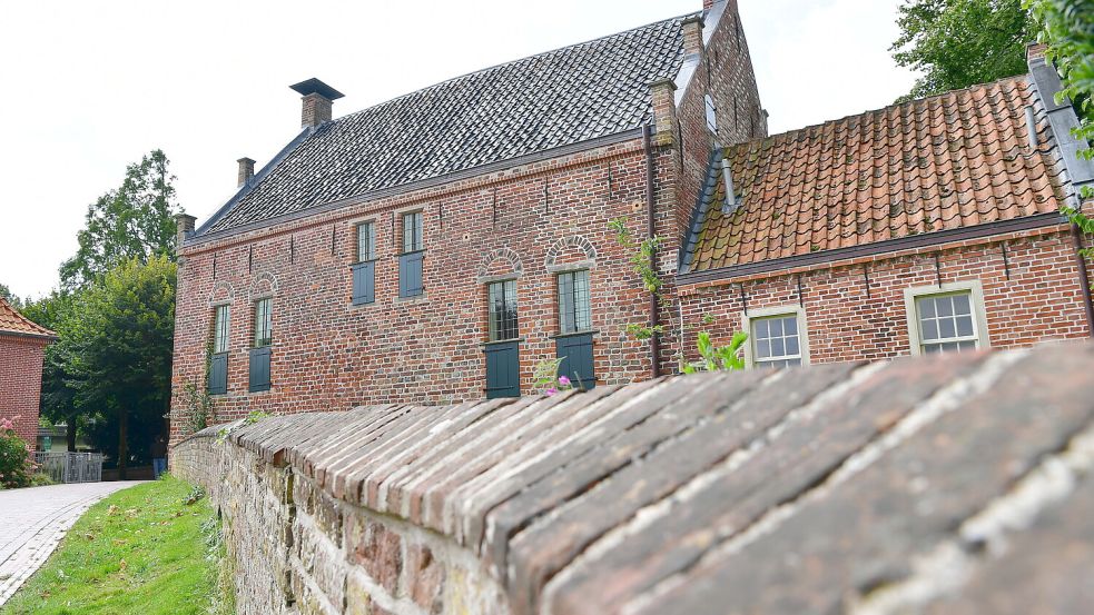 Führungen durch Greetsiel machen unter anderem am historischen Steinhaus Halt. Foto: Wagenaar/Archiv