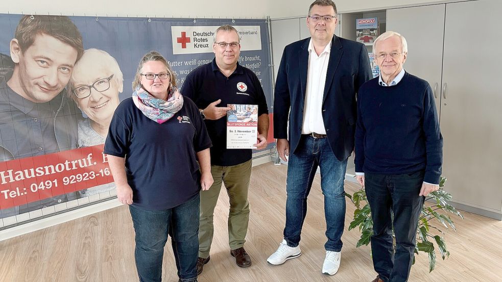 Für das Blutspenden werben (von links) Ehrenamtskoodinatorin Rosi Behmann, Gebietsreferent Wilfried de Buhr, DRK-Kreisgeschäftsführer Markus Wucherpfennig und Kreisvorsitzender Bernhard Bramlage. Foto: Lüppen